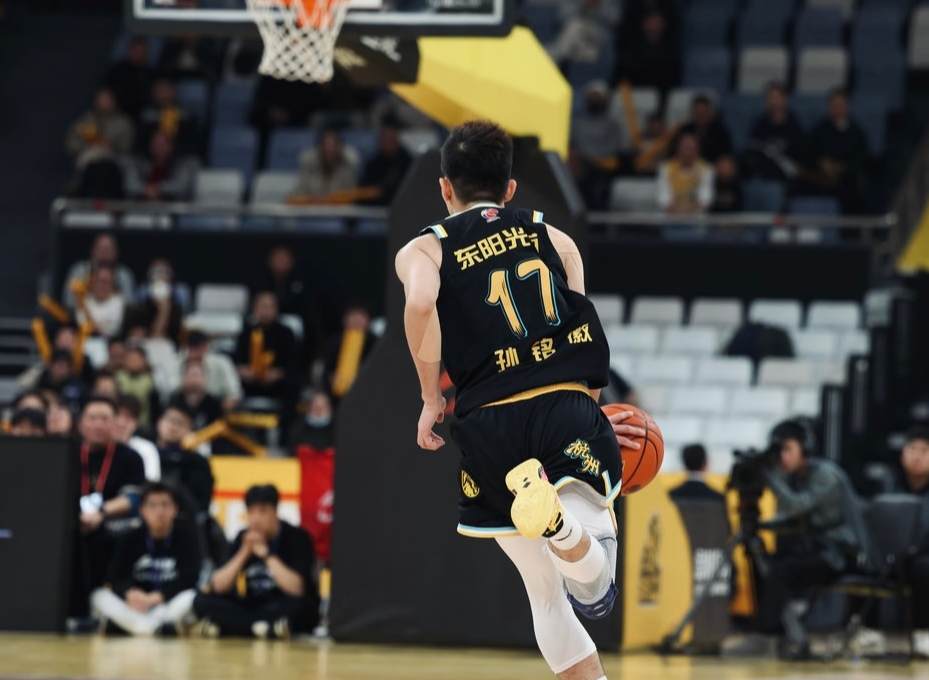 雄鹿鏖战浙江队，孙铭徽关键制胜