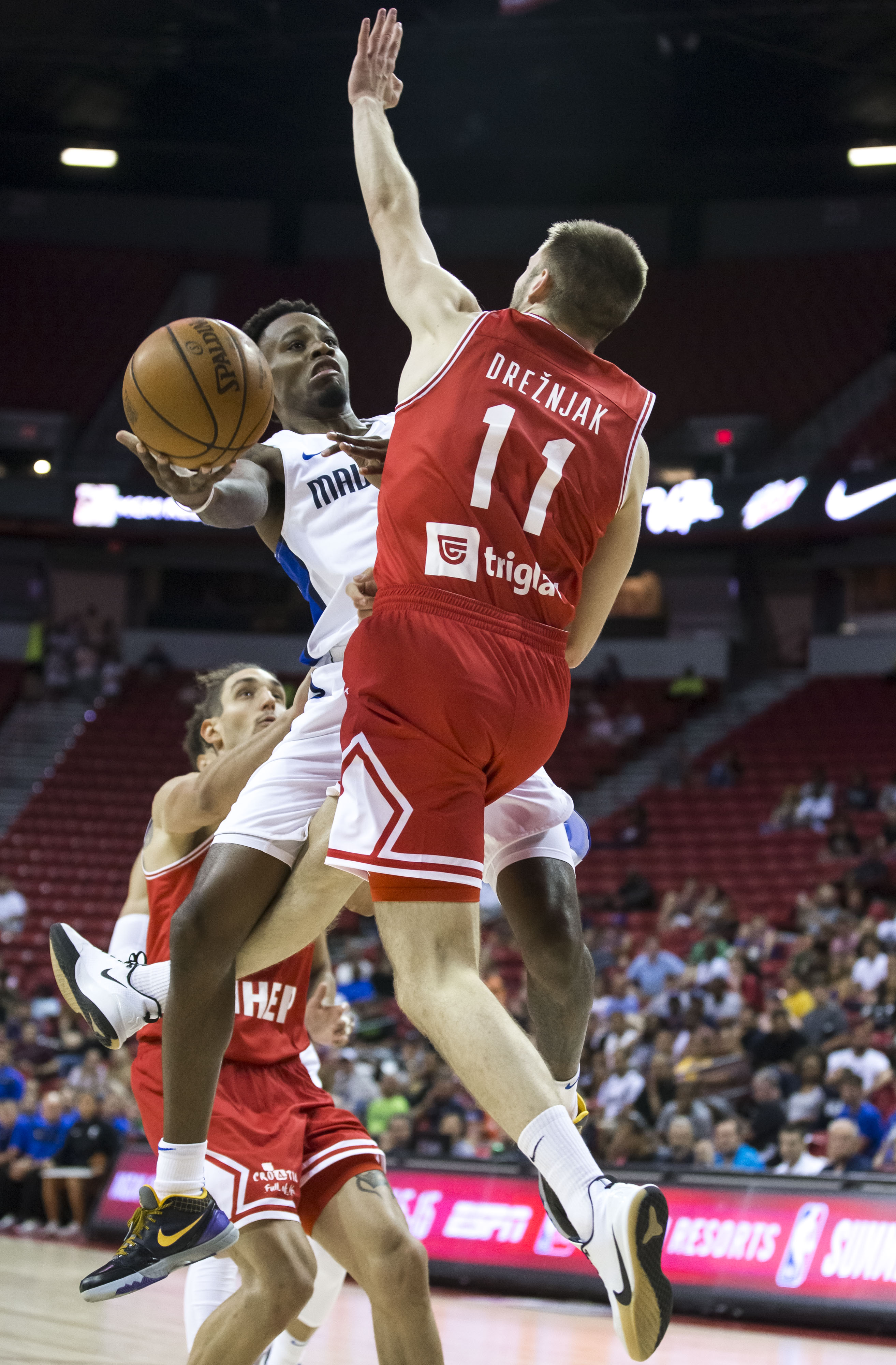 独行侠鏖战广州队,西亚卡姆点燃赛场 独行侠鏖战广州队,西亚卡姆点燃赛场