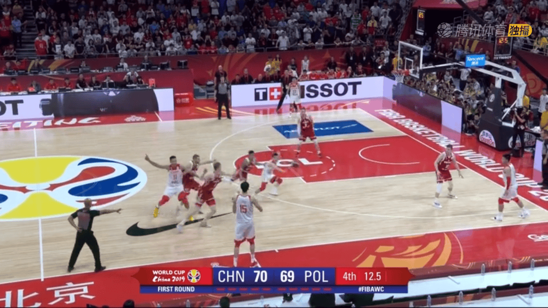 美国男篮轻取尼日利亚男篮,布克一己之力扛起全队 美国男篮轻取尼日利亚男篮,布克一己之力扛起全队