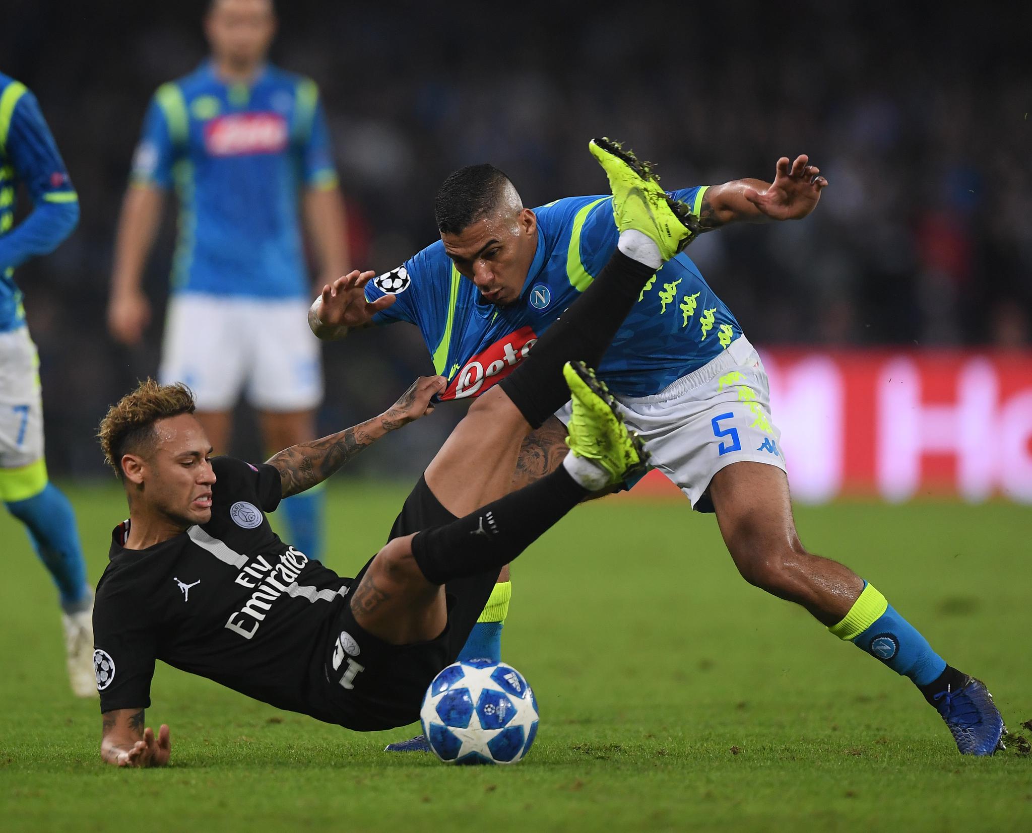 荷兰逆转那不勒斯，内马尔惊艳四座