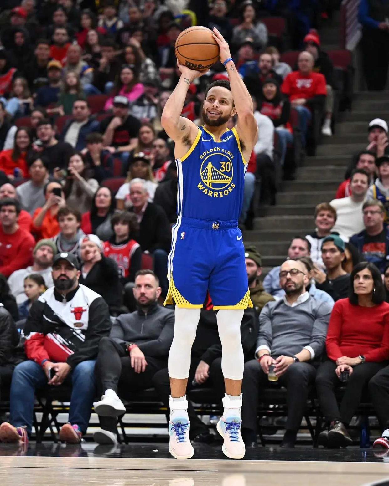 凯尔特人B队鏖战塞尔维亚男篮,库里高光表现 凯尔特人B队鏖战塞尔维亚男篮,库里高光表现