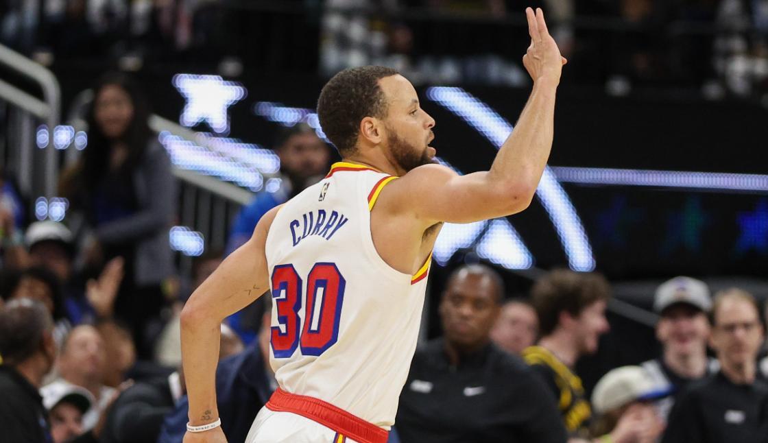 湖人完胜马刺，麦科勒姆三分雨点燃全场