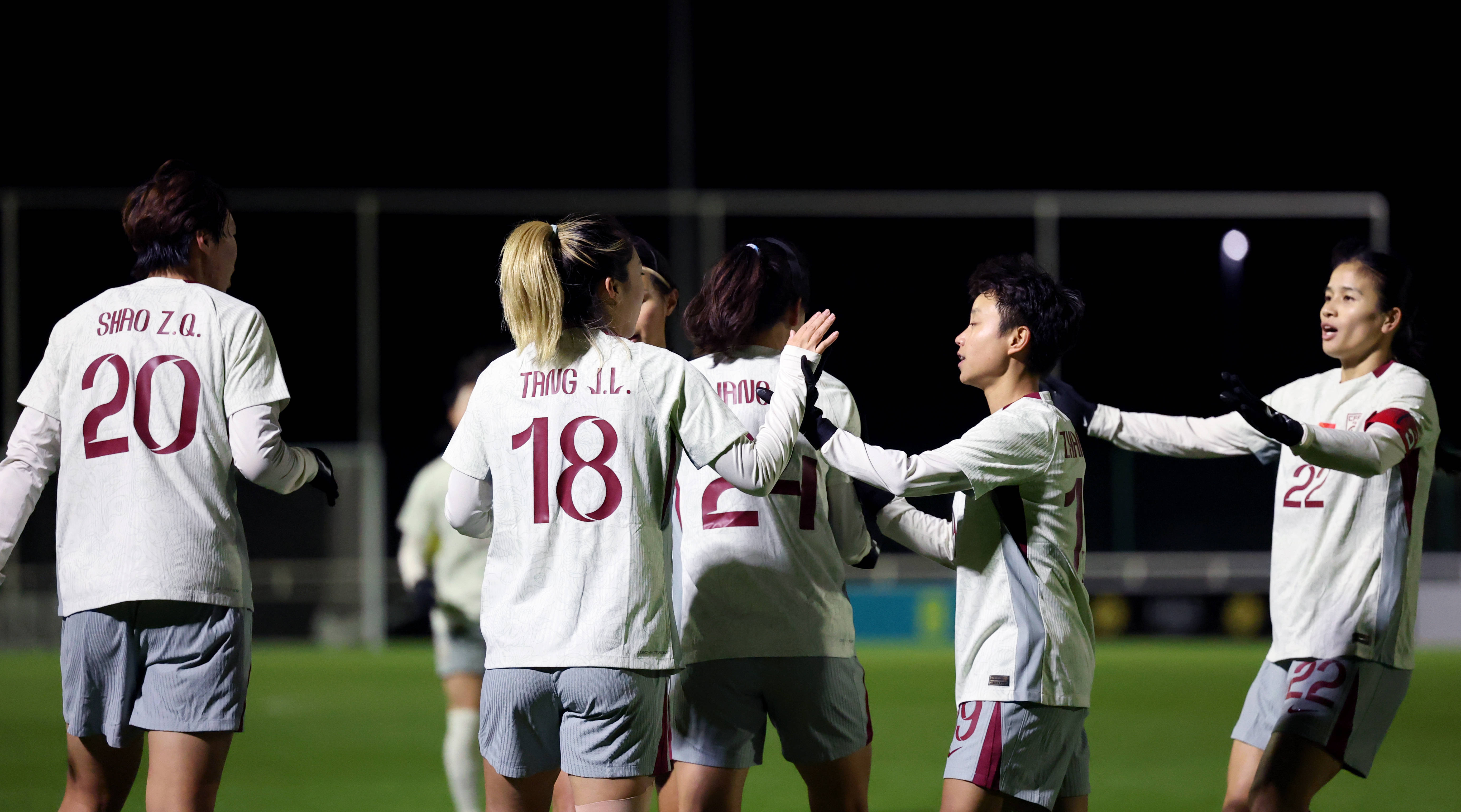 日本女足在友谊赛中战胜了荷兰队