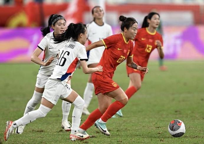 日本女足在友谊赛中战胜了荷兰队