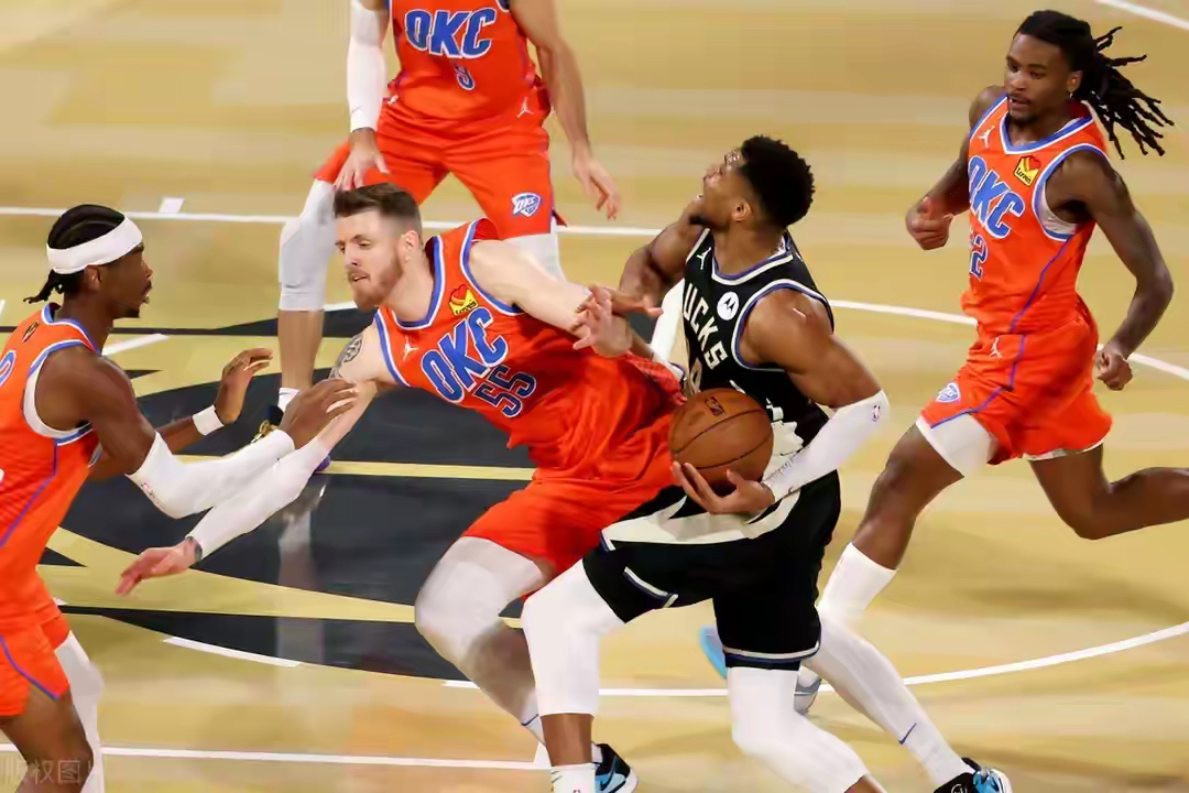 季后赛赛场上悬念重重,各队巅峰对决 季后赛赛场上悬念重重,各队巅峰对决