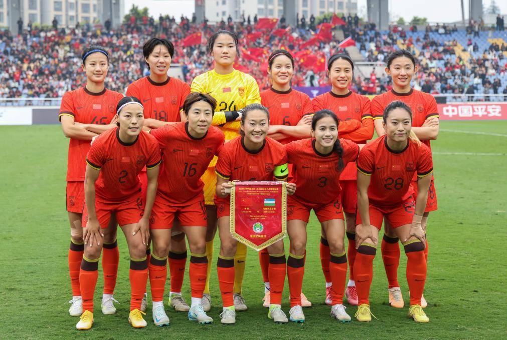 中国女足与对手激烈对抗,最终胜出 中国女足与对手激烈对抗,最终胜出