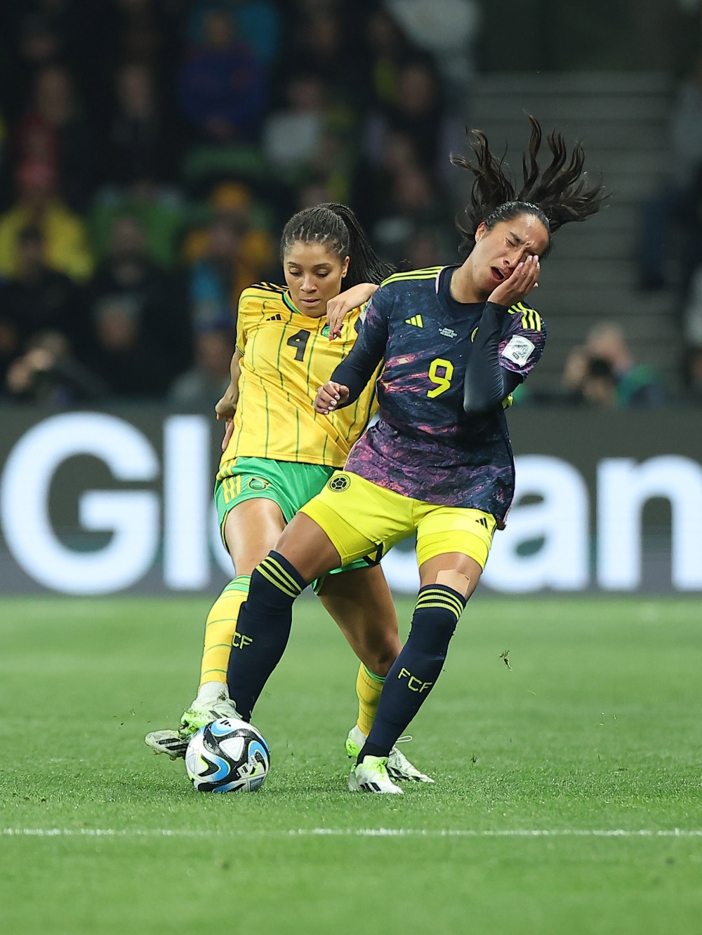 足球领域女性球员不惧强敌,展现实力 足球领域女性球员不惧强敌,展现实力