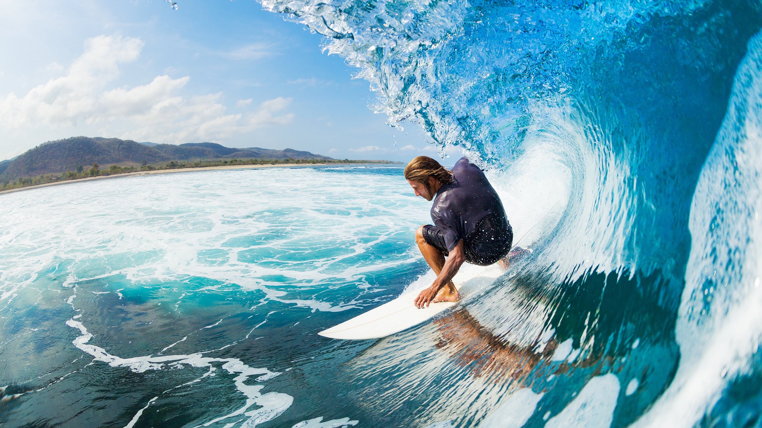 从马拉卡纳到摩纳哥，当足球的颠覆与赛道的统治在同一天上演